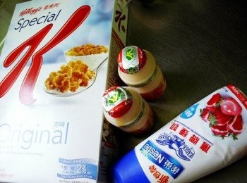 step1: 備好材料，養樂多近冷凍冰起來，怕麻煩挖的話先倒到碗裡冷凍。