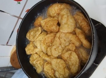 step1: 煲1小鍋水，水滾後，下麵筋略滾，再過冷河，話冷河後必須揸乾水份
