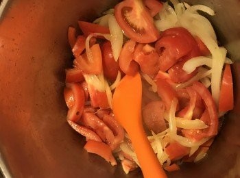 step2: 待蕃茄可始變爤及出水后可再放入其它配料, 如紅蘿蔔,薯仔,黑橄欖. 最后放入燒火腿肉或雞肉