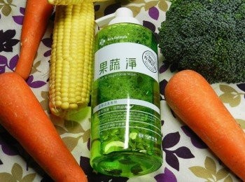 step1: 幫蔬果洗澡怕殘留，那就來試試這一瓶台塑生醫Dr's Formula果蔬淨！泡沫細緻又不傷手，快速帶走殘留農藥，讓你料理無負擔