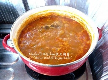 step11: 蓋上蓋轉慢火煲 1 1/2小時 , 最後加入鹽及黑胡椒碎拌勻轉用中火再煲滾