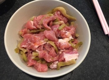 step3: 豬肉切片，加入醃料撈均，再加入榨菜一齊醃15分鐘。