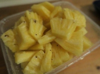 step2: 鳳梨洗淨.切片180度烤10分