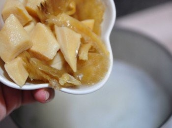 step4: 再將魚翅鮑魚放入鍋中轉中小火繼續滾煮約15分鐘