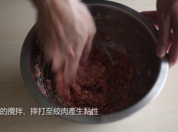 step4: 然後將絞肉充份的攪拌摔打出黏性後備用。