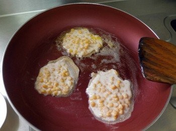 step4: 热鍋下奶油~融化後倒入麵糊，兩面煎成金黃。 喜歡厚片的可以快熟時再倒入一點麵糊