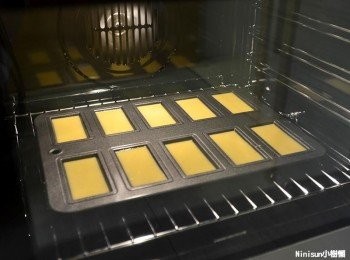 step8: 均勻倒入烤盤中放入已預熱好攝氏160度烤箱中烤15-17分鐘