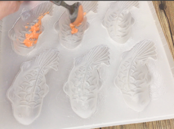 step9: 另外將椰汁鋰魚年糕糊分兩份(一大一小)，小份年糕將色素拌入糊內拌勻，拌勻後調色麵糊注入鯉魚位置。