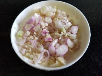 step1: 蒜頭，乾蔥