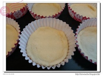 step5: 完成醒麵後, 拍走空氣, 將其中11份麵團壓平成圓形, 直徑約8cm長, 放在模具底部。把餡料放中間。