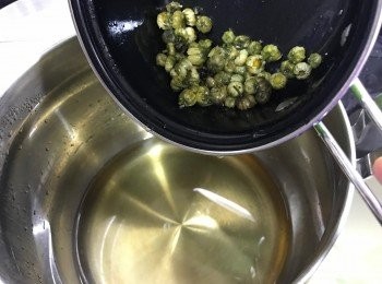 step2: 將菊花茶，馬蹄粒，油，馬蹄粉水加入冰糖水拌勻 (喜歡亦可加入少量胎菊),