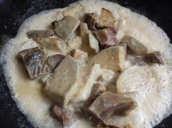 step4: 加入油鴨炒勻後，加入花奶及水。