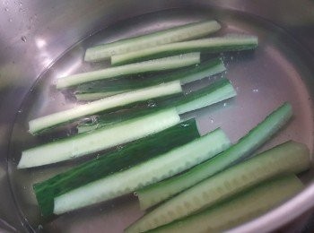 step4: 青瓜洗淨切半去籽再切長條，鍋加入水煮滾，倒入青瓜條煮1分鐘，瀝乾水