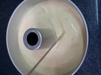 step12: 再用竹籤插入麵糊內， 以畫圓的方式攪動，讓麵糊中多餘的氣泡釋出。