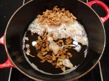 step3: 當豬油體積慢慢變小變成豬油渣即可先熄火。