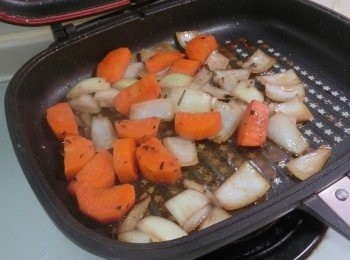 step6: 最後，不要浪費掉煎雞後剩餘的醬汁，把洋蔥及蘿蔔下鍋炒一炒。