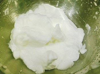 step1: 先將蛋白打發至尖挺