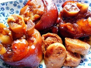 step3: 醬汁滾後，轉小火，煮約1小時。將豬腳撈起放涼~醬汁涼後放置冰箱~等幾小時後再拿出醬汁再把多餘的油撈起~再放入豬腳煮至醬汁微濃稠即可