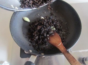 step9: 炒出香味後放入泡發的梅乾菜繼續翻炒；