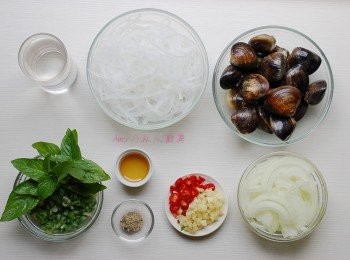 step1: 寛粉先使用水泡過，蛤蜊選購已經有吐沙處理的真空包。