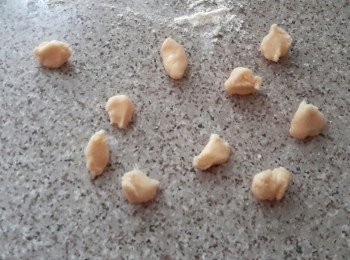 step5: 拿出麵糰，分成四等份，先拿一份，再分成約10至12小份（期餘的麵糰用濕布蓋好）