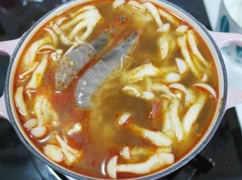 step5: 再度水滾後把海鮮.小番茄及菇類放入一起煮!!! 料熟了之後加魚露及檸檬汁調味即完成:)