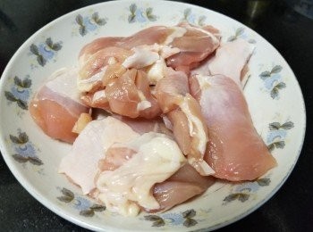 step4: 將雞肶肉預早一晚用鹽醃好