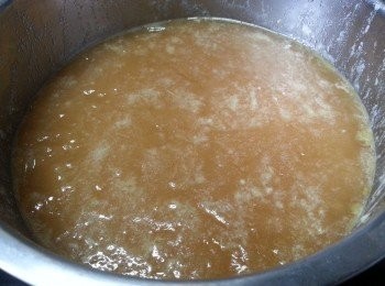 step5: 從雪櫃取出,用匙羹筆去面肥油