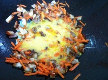 step3: 蛋3粒打散加入少許鹽巴，然後加入鍋內大火快速的炒翻。