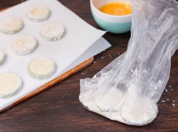 step6: 已灑上鹽的翠玉瓜放置一會後（不超過 5 分鐘），會變得較軟一點點和釋出小量水份，以廚紙印乾後，撲上一層薄薄的麵粉。