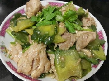 step7: 將雞脾起肉切件 , 用少少孜然粉 , 胡椒粉 , 雞粉(或鹽) , 麻油醃 30 分鐘 , 苦瓜去籽切件備用 , 起油鑊 , 將雞脾肉上少少生粉 , 大火煎封上碟備用 , 再爆香蒜頭 , 乾蔥 , 薑片大火快炒苦瓜至半熟 , 再將雞球回鑊 , 加半碗水 ,