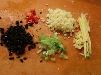 step4: 薑片、蒜瓣切末；紅辣椒和蔥切粒；豆豉剁碎。