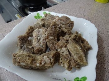 step4: 咖哩牛腩製法 ：   將牛腩從冰格取出解凍