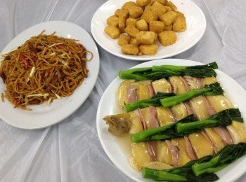 step4: 水約1杯，雞粉半茶匙，鹽小茶匙，麻油少許，胡椒粉少許一齊煮滾。再將生粉水1湯匙埋獻，淋起雞肉面，完成。