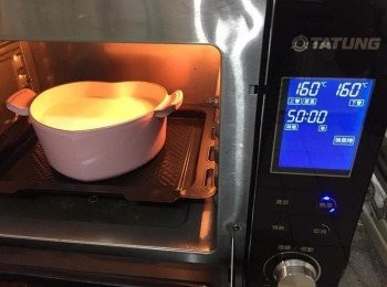 step10: 放進預熱160度的蒸烤箱裡, 使用【弱蒸烤】模式, 溫度同樣設定上下管160度, 烤約50分鐘至表面金黃 (若想要表面金黃更明顯, 可先使用【弱蒸烤】模式30分鐘, 剩下20分鐘使用【烘烤】模式, 溫度不變)