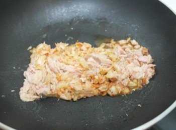 step5: 將鮪魚去除多餘水分和泡菜一起在鍋中炒一下~~