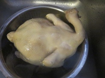 step3: 将鸡放在锅中，焖20分钟后取出，用凉水直接冲，直到彻底凉透为止。然后放入冰水中浸泡，直至鸡皮紧绷。