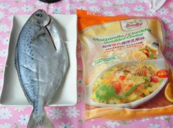 step2: 蒸空包裝取出解凍稍微沖洗，在魚兩面輕劃數刀即可~另外準備乳酪絲