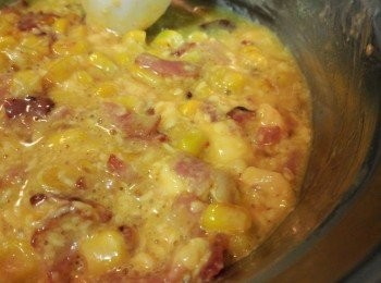 step3: 然後快速下已撕碎的起司和已打發好的蛋液, 離火快手拌勻