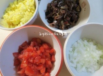 step1: <span class="group_1">食材</span>(番茄.木耳.洋蔥)切碎備用 炒蛋成碎削備用