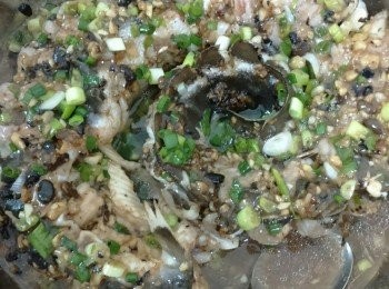 step7: 拎出鋪上適量蔥花，鍋燒熱，加入適量油煮熱，將油淋上即成