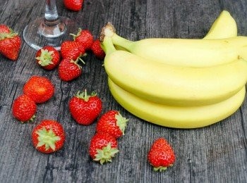 step1: 將香蕉放入冰箱（冷凍庫）15 分鐘，去皮切小塊。草莓洗淨，切掉蒂頭，切開一半