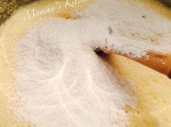 step3: 麵粉及粟粉過篩，倒入蛋白混合物中拌勻，之後拌入牛油溶液，最後倒入合桃碎拌勻。