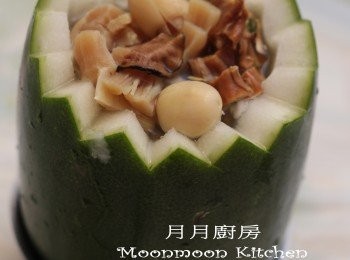 step6: 利用碗固定冬瓜，注入材料及湯水，蓋上蓋，中大火燉45分鐘至冬瓜淋即成。