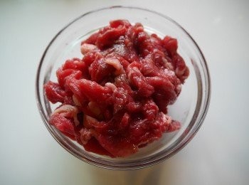 step1: *醃牛肉備用。