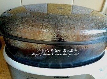 step8: 蓋上保鮮紙後放入電蒸鍋內蒸15分鐘 , 再焗5分鐘