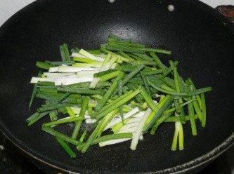 step1: 蔥洗淨後切段，起一油鍋，直接下蔥段快炒，調味後起鍋