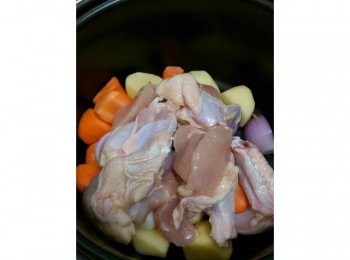 step2: 先把蔬菜倒進鍋子裡再下雞肉，中火拌炒一下，注意燒焦（不需要下一點點的油哦）