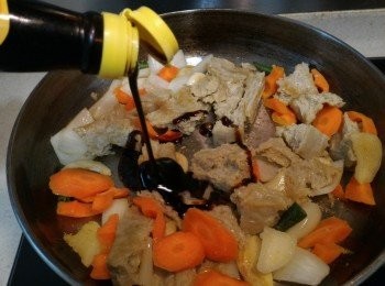 step6: 加麻油、米酒及醬油膏煮