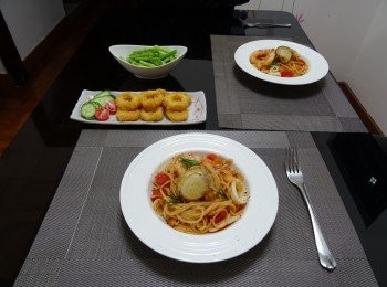 step6: 跟著直接投下另一鍋內剛煮至8成熟的意粉, 煮至海鮮熟透及收汁便可上碟, 最後放上之前煎好的帆立貝便完成。